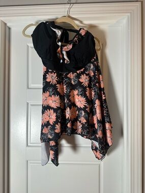 Women’s Black & Coral Floral swim top